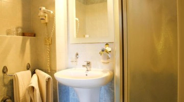 Bagno con doccia e phon