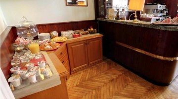 Sala colazione con bar e buffet