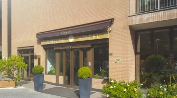 Entrance of the aemilia hotel bologna