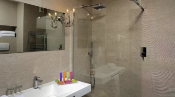 Junior suite bathroom