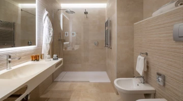 Deluxe room bathroom