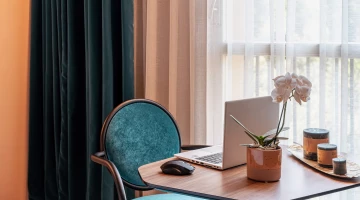 Petite table avec chaises dans la chambre