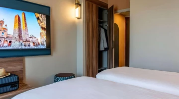 Chambre double avec armoire et TV