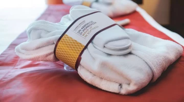 Peignoir et chaussons dans la chambre