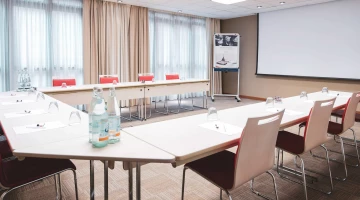Salle de conférence avec vidéoprojecteur