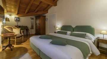 Camera superior con angolo soggiorno