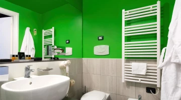 Salle de bain avec set de courtoisie et sèche-cheveux mural
