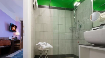 Salle de bain intérieure avec cabine de douche