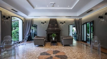 Lounge-Barbereich mit altem Pfad