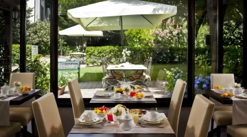 Frühstücksraum mit Blick auf den Garten
