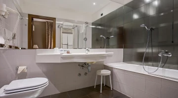 Privates Badezimmer mit Badewanne und Haartrockner