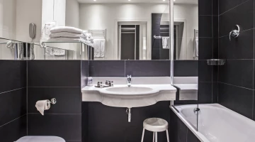 Internes Badezimmer mit Badewanne