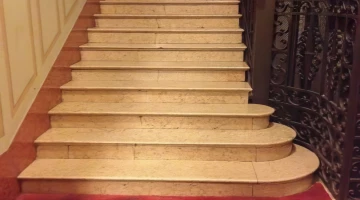 Escalier menant à l&#39;étage du B&amp;B
