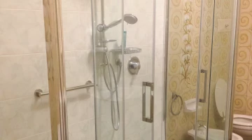 Salle de bain privée avec cabine de douche