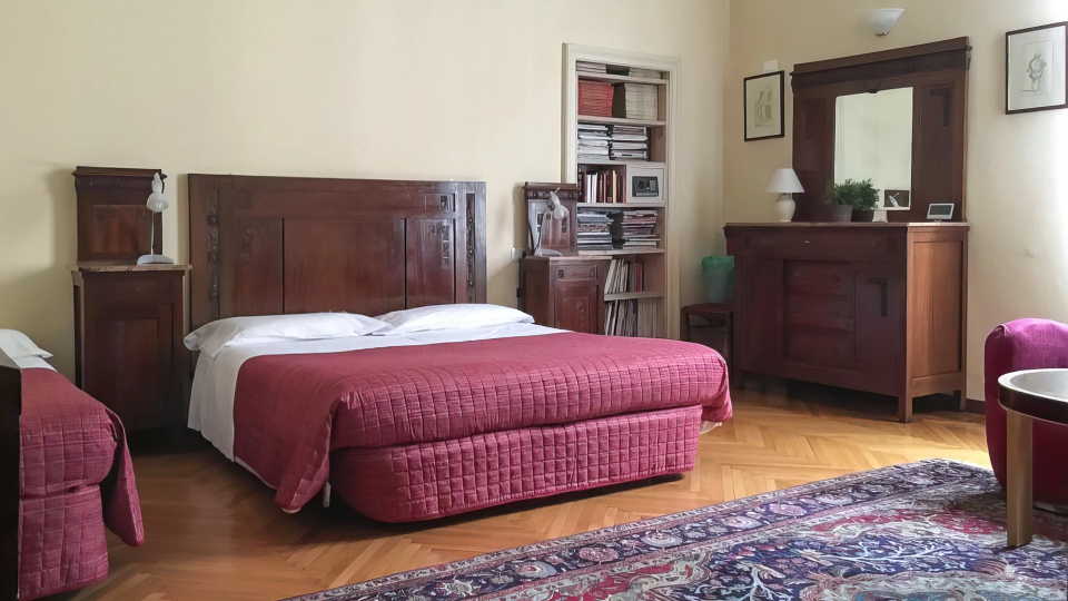 Chambre avec lit double et canapé-lit