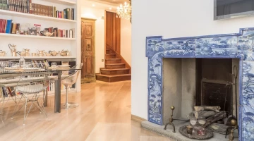 Sala comune con libreria e caminetto