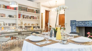 Zona comune con tavolo allestito per la colazione