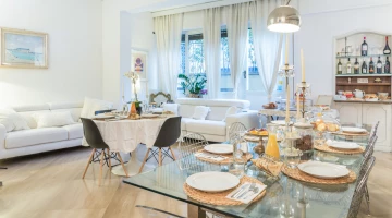 Tavolo allestito per la colazione