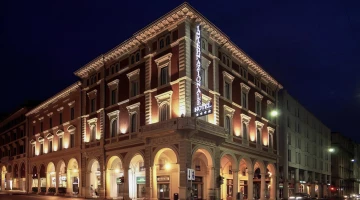 Esterno serale dell'albergo