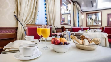 Tavolo allestito per la colazione