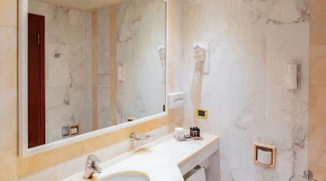 Bagno con phon a parete