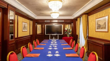 Sala meeting con tavolo unico