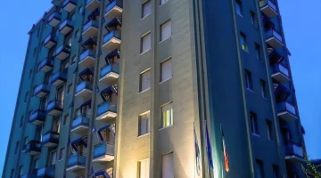 Außenansicht des großen Hotels