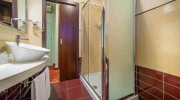Badezimmer mit Duschkabine