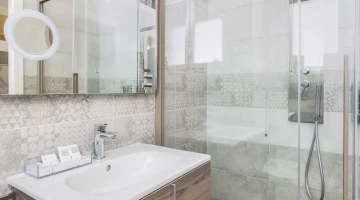 Badezimmer mit Duschkabine