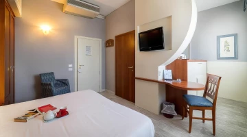 Dreibettzimmer mit Couchtisch