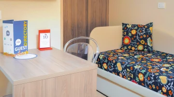 Dreibettzimmer mit TV im Zimmer
