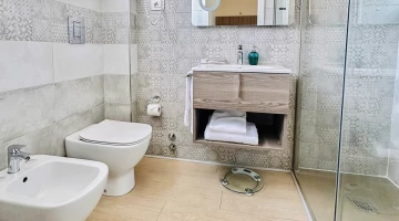 Badezimmer mit Duschkabine und Pflegeset