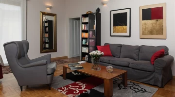 Aufenthaltsraum mit Sofa und Sessel