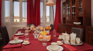 Tisch für das Frühstücksbuffet gedeckt