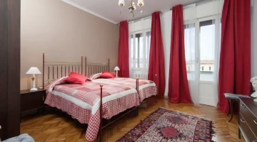 Rotes Zimmer mit zwei getrennten Betten