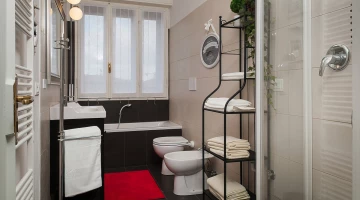Privates Badezimmer mit Badewanne