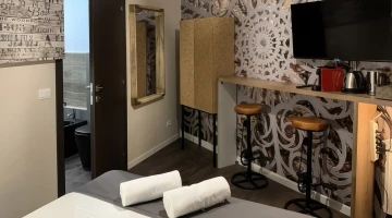 Double bedroom with en-suite bathroom