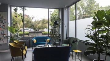Espace détente avec canapés et fauteuils de style moderne
