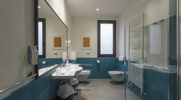 Salle de bain avec cabine de douche et meuble vasque