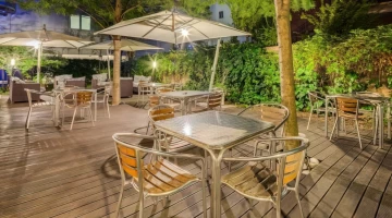 Furnished internal courtyard