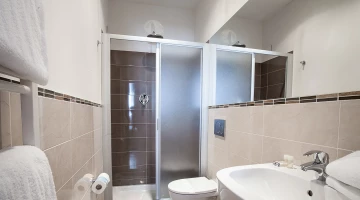 Bagno con ampio box doccia