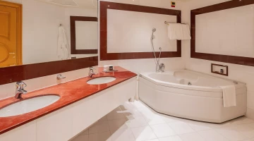 Bagno in marmo nella suite