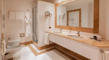 Suite con doppio lavabo e box doccia