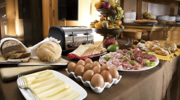 Auswahl an herzhaften Speisen zum Frühstück