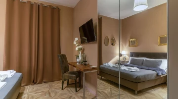 Détail du mobilier de la chambre avec bureau et TV