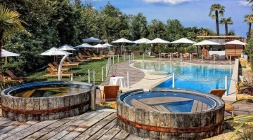 Schwimmbad mit Whirlpools