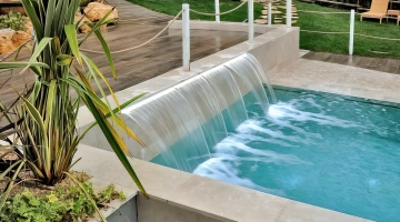 Wasserspiele im Pool