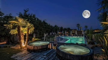 Poolbereich bei Nacht