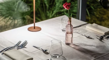 Gedeckter Tisch zum Abendessen