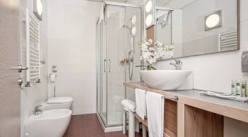 Badezimmer mit Duschkabine